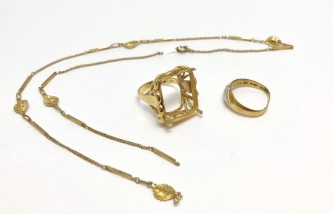 金の指輪とネックレス